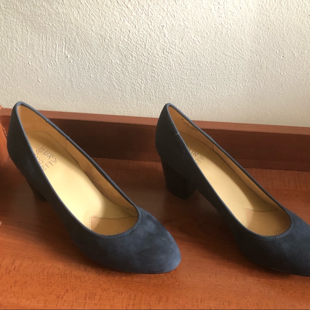 Blue pumps